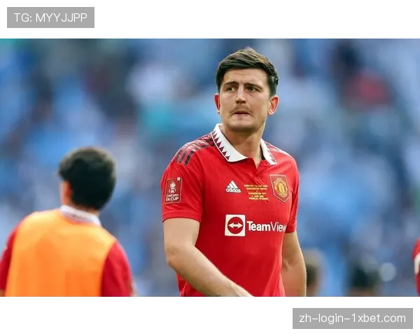 曼联马奎尔与约罗中卫组合缺乏默契,临时防线在高压下出现沟通失误